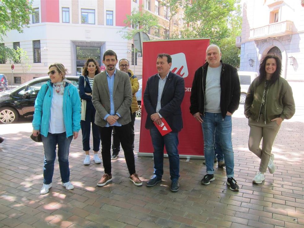 Los candidastos de IU presetan sus propuestas en materia fiscal ante de la sede del Departamento de Hacienda del Gobierno de Aragón.