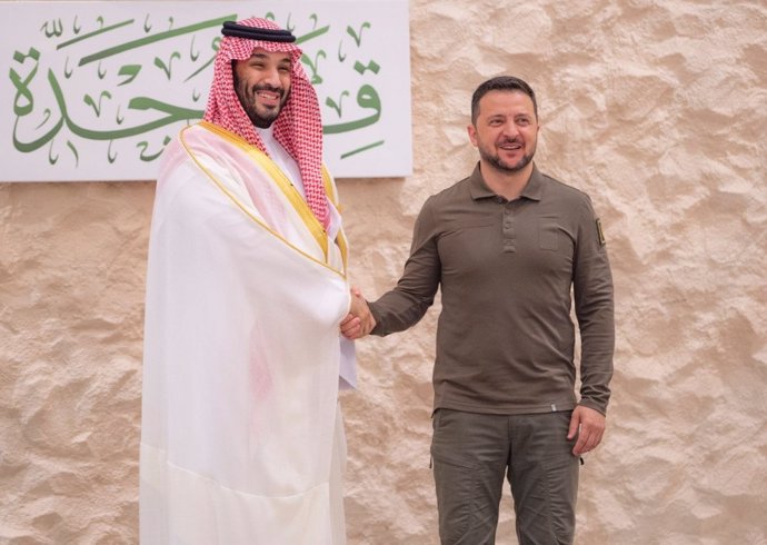 Mohamed bin Salmán y Volodimir Zelenski en Yedá (Arabia Saudí)