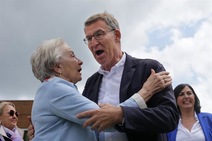 El presidente del Partido Popular, Alberto Núñez Feijóo, saluda a una mujer a su llegada a un acto electoral del Partido Popular, en el Eurostars Gran Hotel Lugo.