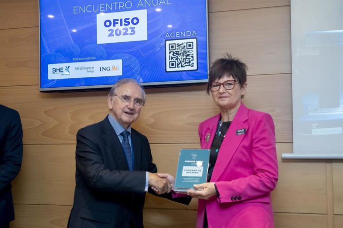 La directora general de Presupuestos, Patrimonio y Política Financiera, Begoña Urrutia, recoge el premio en Madrid