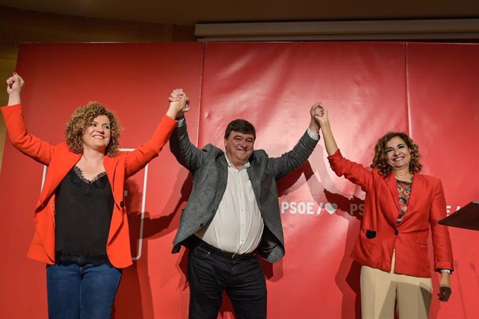 La vicesecretaria general del PSOE y vicepresidenta del Gobierno, María Jesús Montero, en un acto con mayores en Huelva, junto al candidato socialista a la Alcaldía de Huelva, Gabriel Cruz, y la secretaria general del PSOE provincial, María Eugenia Limó