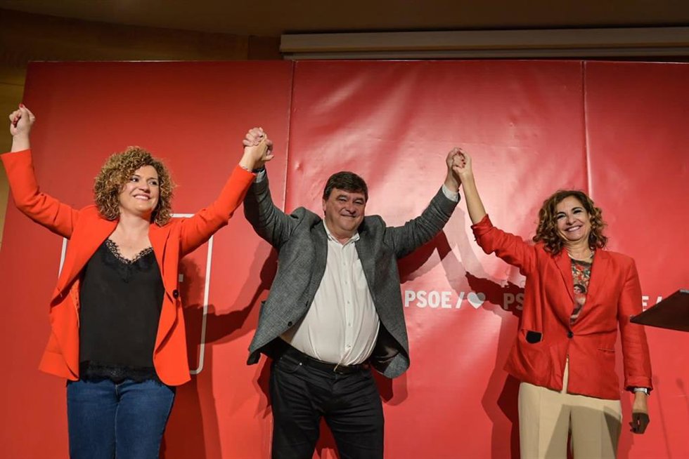 La vicesecretaria general del PSOE y vicepresidenta del Gobierno, María Jesús Montero, en un acto con mayores en Huelva, junto al candidato socialista a la Alcaldía de Huelva, Gabriel Cruz, y la secretaria general del PSOE provincial, María Eugenia Limó