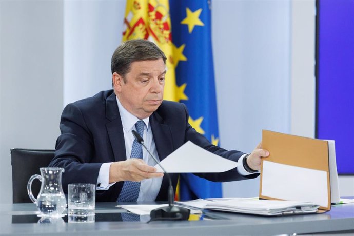 El ministro de Agricultura, Luis Planas, durante una rueda de prensa posterior a la reunión del Consejo de Ministros, en el Palacio de La Moncloa, a 11 de mayo de 2023, en Madrid (España). Durante el Consejo de Ministros se han tratado las consecuencias