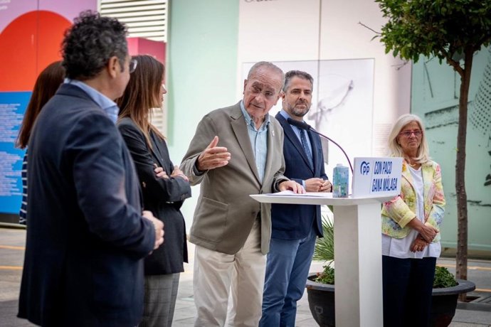 El alcalde y candidato del PP de Málaga a la reelección, Francisco de la Torre, en rueda de prensa