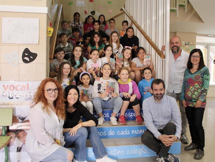 El escritor de novela infantil y juvenil David Lozano visita el CEIP Gloria Fuertes para apadrinar a Alejandra León como finalista del juego "Pequeños gigantes de la lectura"
