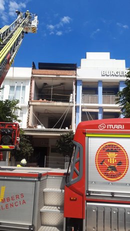 Un incendio en un edificio en obras de paseo Neptuno provoca una columna de humo visible a kilómetros