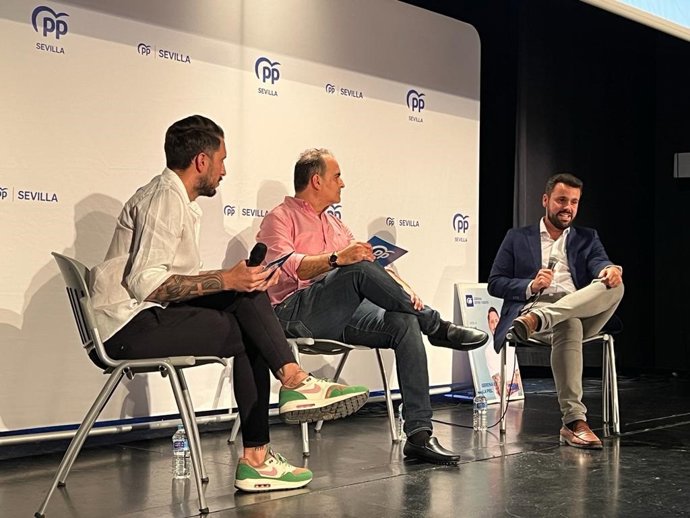 El secretario general del Partido Popular en Sevilla, José Ricardo García, en un acto con el candidato del PP a la Alcaldía de Gerena, José María Escribano.