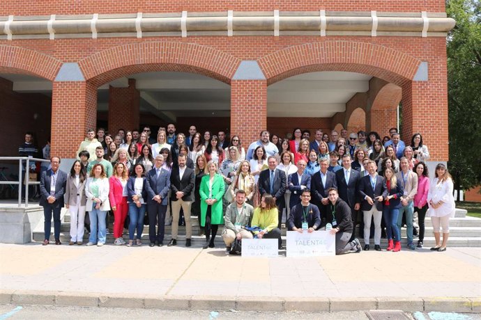 Foto de familia de alumnos y entidades participantes en la segunda edición de 'Expo LEÓNi4'