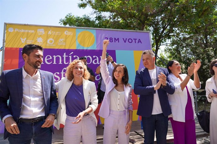 Sánchez, Hornillo y Belarra (en el centro), junto a otros dirigentes, en un mitin electoral en el Paseo de la O.