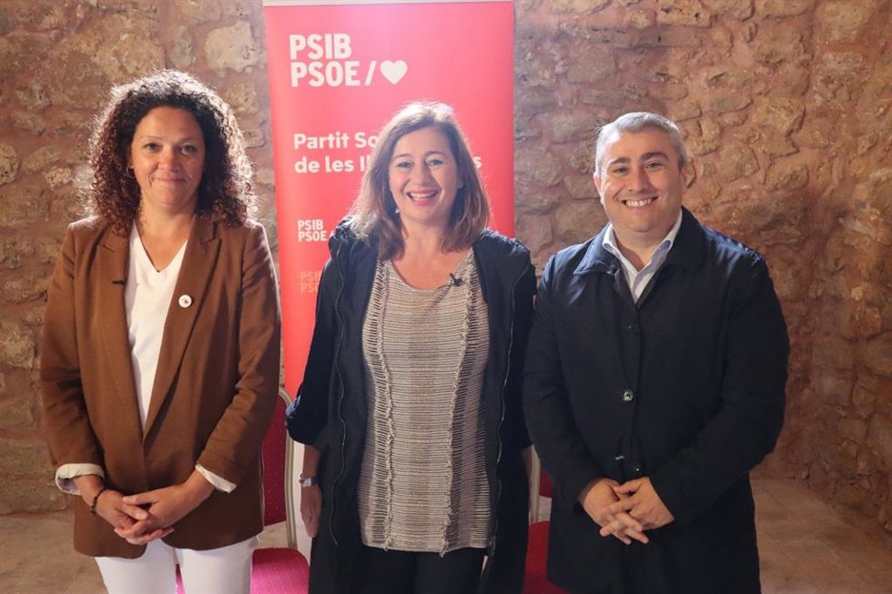 La secretaria general de la Federación Socialista de Mallorca y candidata al Consell, Catalina Cladera; la secretaria general del PSIB, presidenta del Govern y candidata a la reelección, Francina Armengol, y el alcalde de Inca y candidato, Virgilio More