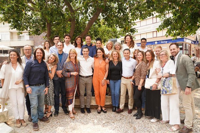 El presidente del PP-A, Juanma Moreno, junto a la candidatura de Pilar Miranda al Ayuntamiento de Huelva.