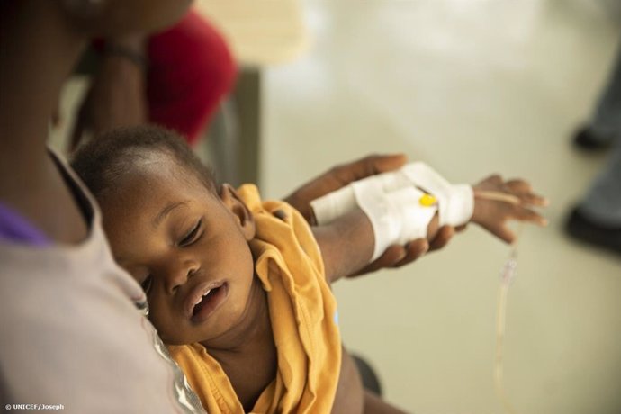 Un niño pequeño con una vía intravenosa pegada a la mano duerme en su cama mientras sufre los síntomas del cólera en el Centro Gheskio de Puerto Príncipe, Haití, el viernes 14 de octubre de 2022.