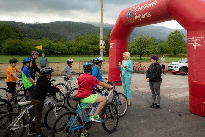 La consejera de Educación, Marina Lombó, en el I Gran Día de la Bici del colegio Marquesa de Viluma de Voto
