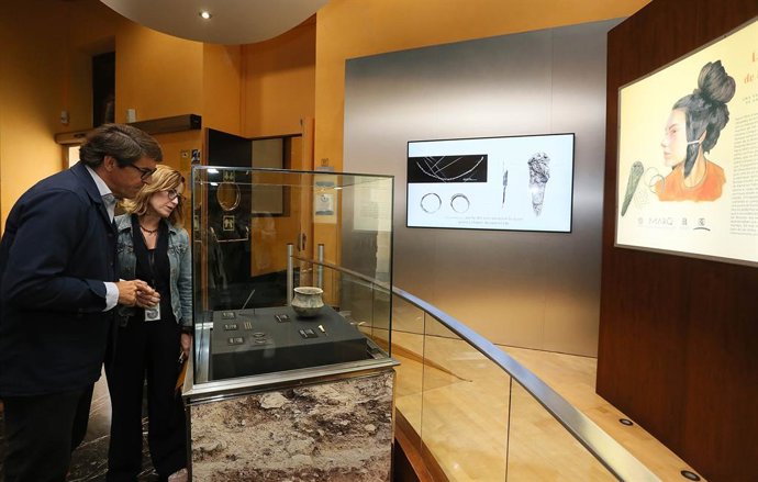 El diputado de Cultura, Juan de Dios Navarro, en su visita de este viernes al MARQ para destacar la exposición 'La Princesa de los Cárpatos', ajuar funerario de la Edad de Bronce.