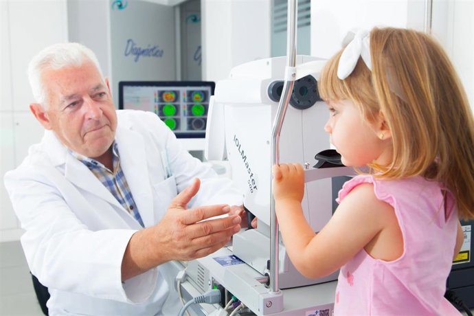 Archivo - Aconsejan descansos de 20 segundos cada 20 minutos de uso de dispositivos electrónicos para cuidar la vista