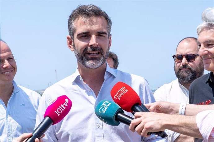 El consejero de Sostenibilidad, Medio Ambiente y Economía Azul, Ramón Fernández-Pacheco atiende a los medios de comunicación, durante su visita al Parque de los Toruños, en el Parque Natural Bahía de Cádiz.