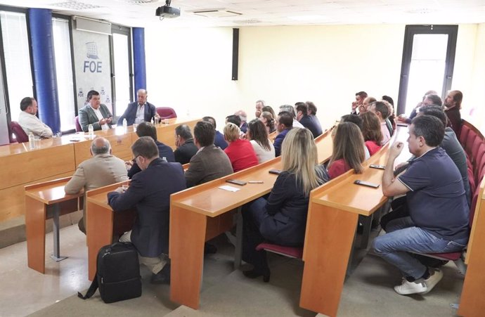 Reunión entre el candidato del PSOE a la Alcaldía de Huelva, Gabriel Cruz, y la junta directiva de la FOE.