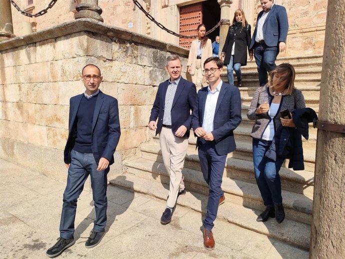 El ministro de Sanidad, José Manuel Miñones, segundo por la izquierda, en Salamanca
