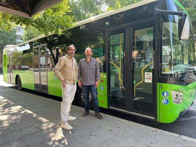 Juan Hidalgo y José García junto a un autobús de Aucorsa.