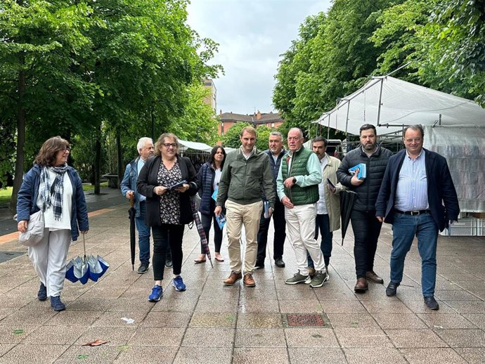 El candidato de Foro a la Presidencia del Principado, Adrián Pumares, durante una visita en Siero