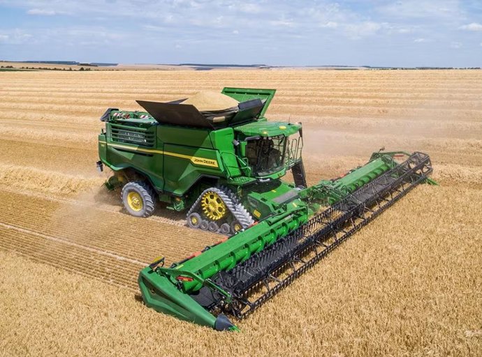 Archivo - Cosechadora de alto rendimiento modelo X9 1100 de John Deere