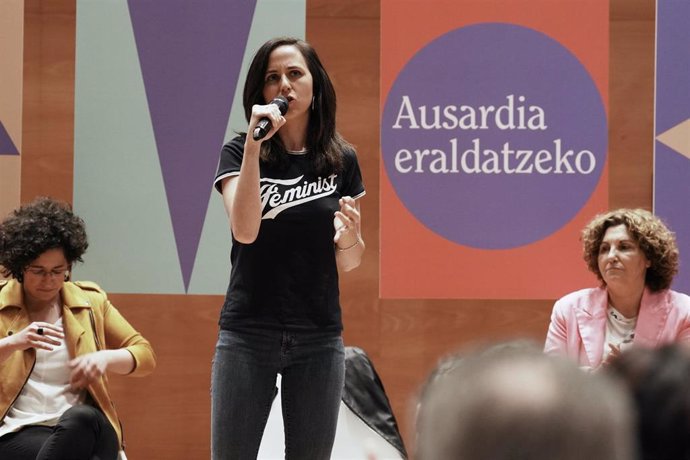 La secretaria general de Podemos y ministra de Derechos Sociales y Agenda 2030, Ione Belarra, interviene en un acto de campaña de Elkarrekin, a 19 de mayo de 2023, en Bilbao, Vizcaya, País Vasco (España). La ministra ha participado en el mitin junto a r