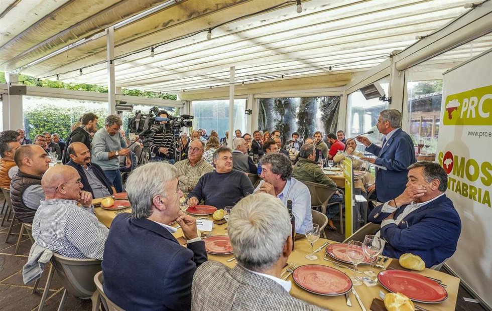 El candidato a la reelección por el PRC, Miguel Ángel Revilla, en un encuentro con empresarios en Torrelavega