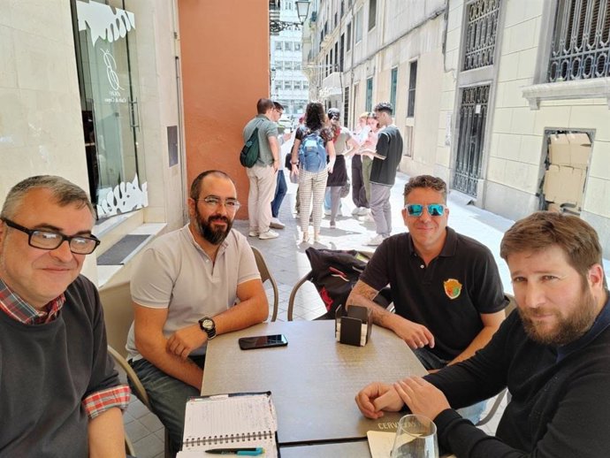 Francisco Cabello, a la izquierda, y Miguel Urban, a la derecha, en primer término en la imagen