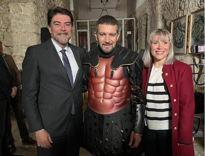 L'alcalde, Luis Barcala, i la vicealcaldesa, Mari Carmen Sánchez, al costat de l'actor malagueny Antonio Banderas en el rodatge de "Camino a Belén"  al Castell de Santa Brbara.