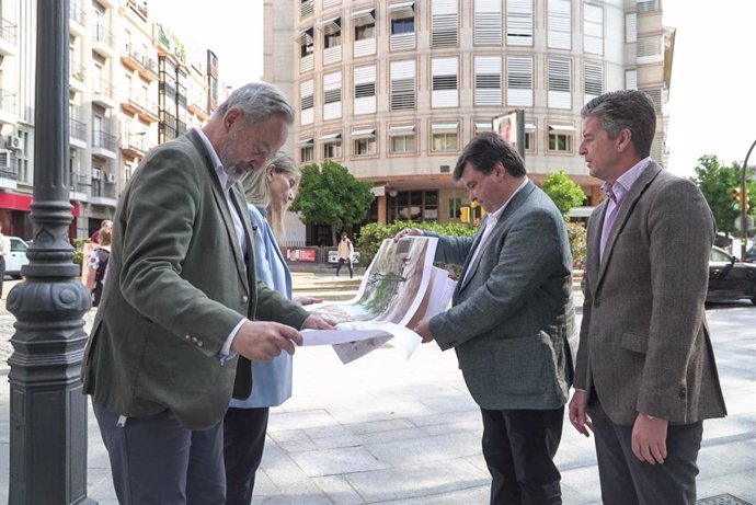 Archivo - El candidato a la Alcaldía de Huelva, Gabriel Cruz, junto a parte de su equipo, en La Palmera.