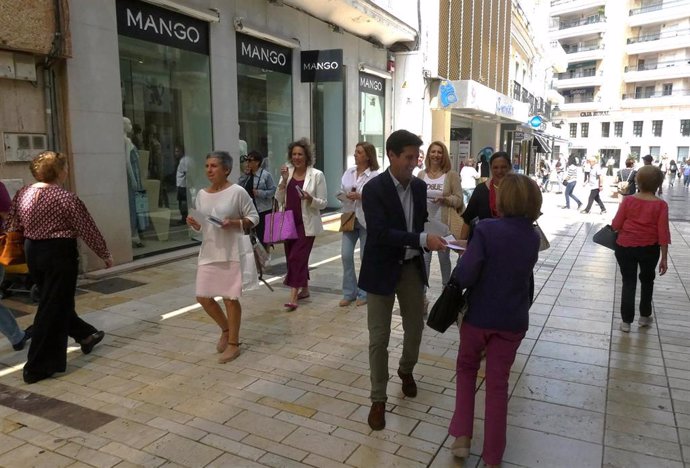 El candidato a la Alcaldía de Huelva y portavoz del Grupo Municipal de Ciudadanos (CS) en el Ayuntamiento, Guillermo García de Longoria, por las calles del Centro.