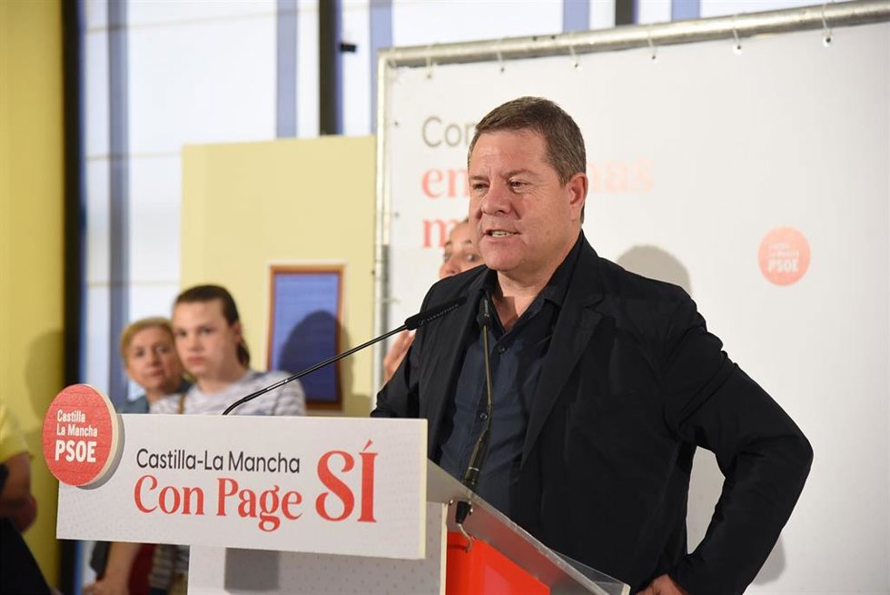 El candidato del PSOE a la Presidencia de Castilla-La Mancha, Emiliano García-Page, en Fuensalida.