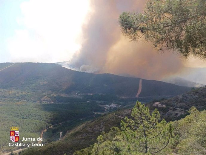 Estado del incendio forestal de Pinofranqueado (Cáceres) en torno a las 17.46 horas de este viernes