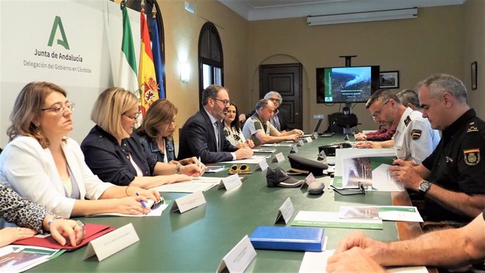 El delegado del Gobierno andaluz en Córdoba, Adolfo Molina, preside la reunión del comité asesor del Plan Infoca.