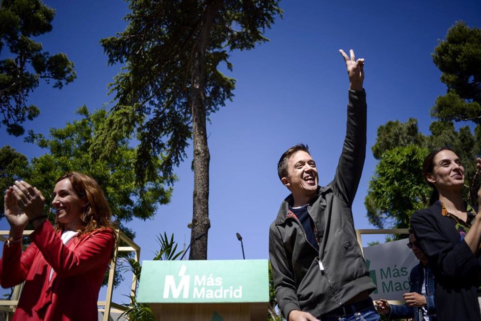 (I-D) La candidata de Más Madrid a la presidencia de la Comunidad de Madrid, Mónica García; el líder de Más País, Iñigo Errejón, y la candidata a la alcaldía de Madrid, Rita Maestre, durante un acto de Más Madrid, en el parque Lorenzo Azofra