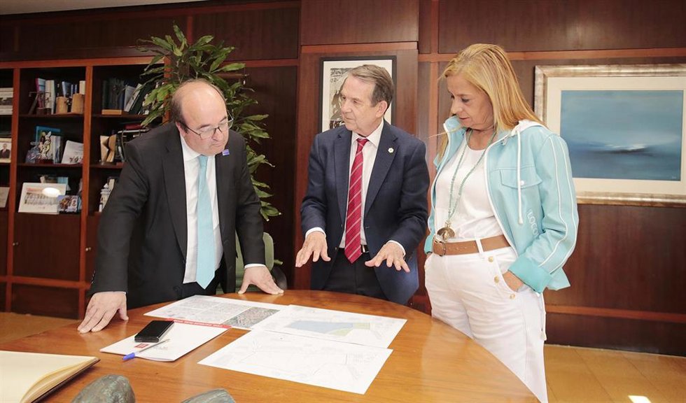 El ministro de Cultura, Miquel Iceta, junto al alcalde de Vigo, Abel Caballero, y la primera teniente de alcalde y presidenta de la Diputación de Pontevedra, Carmela Silva, examinando documentos sobre el proyecto de la Biblioteca del Estado.