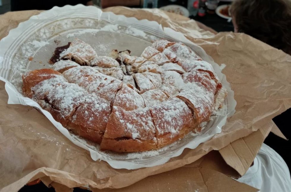 Archivo - Una ensaimada mallorquina rellena de chocolate.