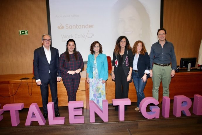 La consejera de Economía destaca el carácter "referente" de la iniciativa STEM Talent Girl Cantabria