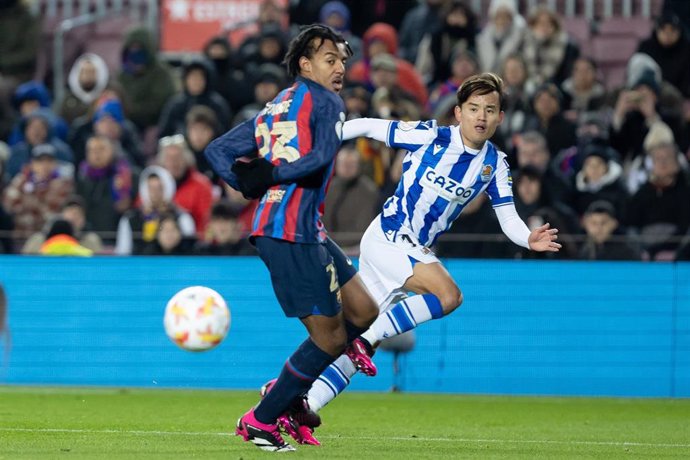 Archivo - Real Sociedad's Takefusa Kubo and Barcelona's Jules Kounde in action during the Spanish Cup (Copa del Rey) quarter-final soccer match between FC Barcelona and Real Sociedad at Spotify Camp Nou Stadium