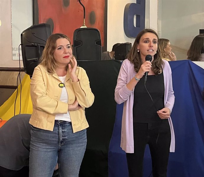 La secretaria de Estado de Igualdad, Ángela Rodríguez, y la candidata de UP a la alcaldía de Palma, Lucía Muñoz.