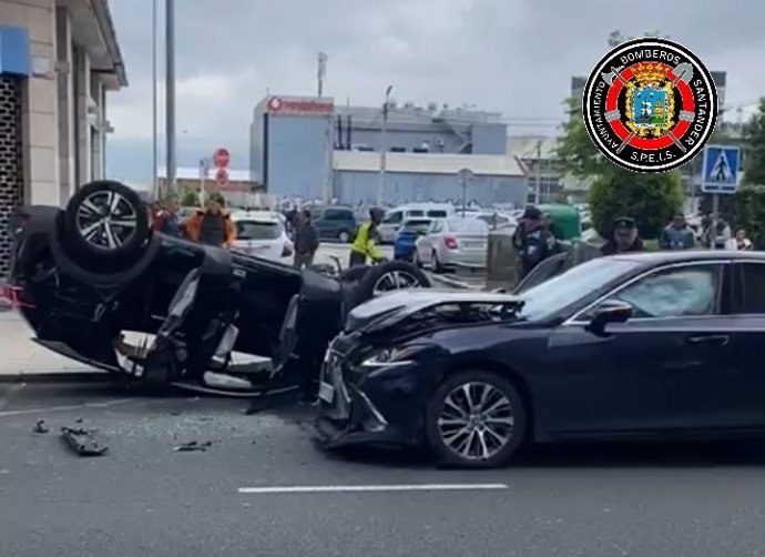 Cinco heridos leves tras chocar dos turismos en Santander y volcar uno de ellos