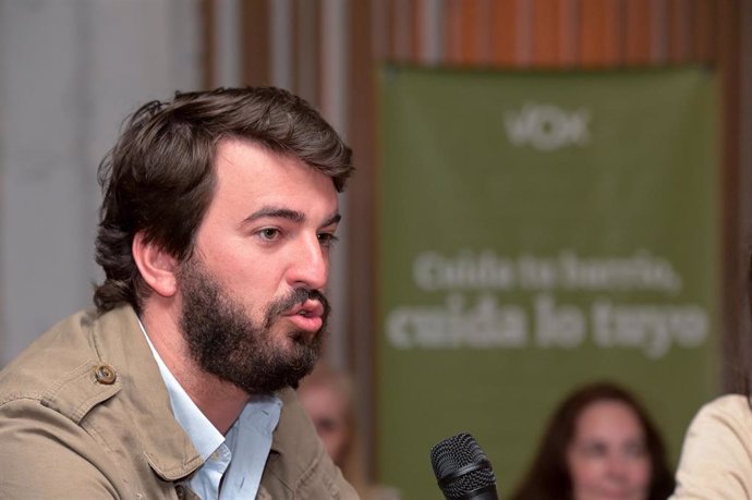 El vicepresidente de la Junta de Castilla y León, Juan García-Gallardo, participa en una charla-coloquio con jóvenes en el Cine París, a 15 de mayo de 2023, en A Coruña, Galicia (España). 