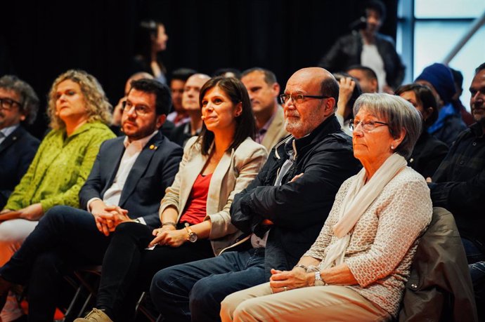 El presidente de la Generalitat, Pere Aragonès, junto a la portavoz de ERC, Marta Vilalta, en el acto de ERC en Vic.