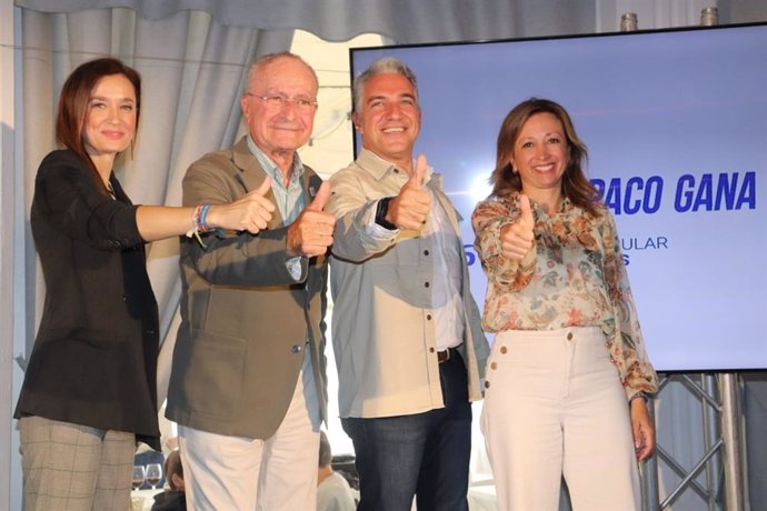 En un acto público de campaña, la presidenta del PP de Málaga, Patricia Navarro, y el coordinador general del PP, Elías Bendodo, han apoyado la candidatura de Francisco de la Torre para ser reelegido como alcalde de la capital malagueña.