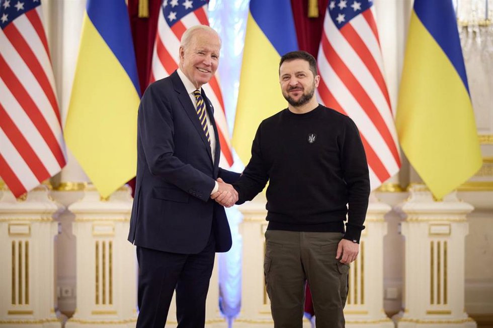 Archivo - Los presidentes de EEUU y Ucrania, Joe Biden y Volodimir Zelenski, respectivamente.