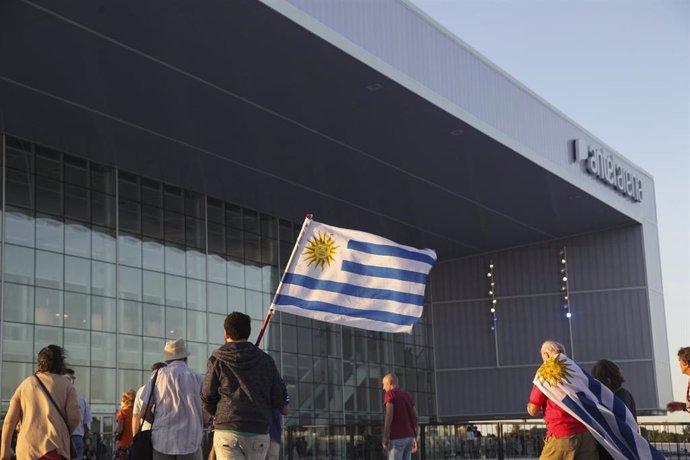 Archivo - Imagen de arhivo de una bandera de Uruguay.