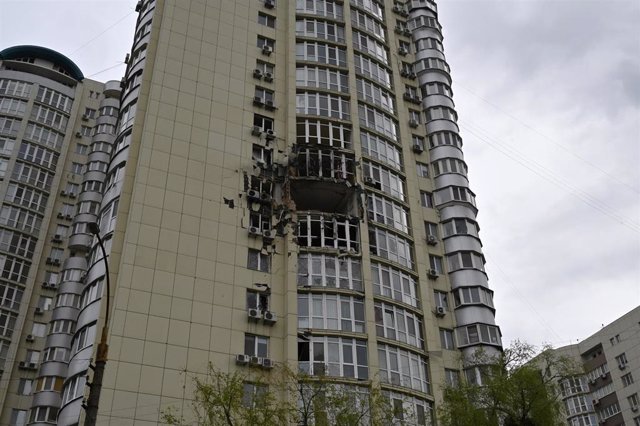 Edificio residencial dañado por ataques de drones rusos sobre Kiev, Ucrania