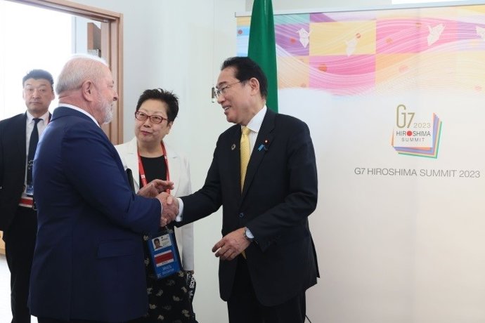 El primer ministro de Japón, Fumio Kishida (derecha), saludando a su homólogo brasileño, Lula da Silva (izquierda), durante una reunión entre ambos mandatarios en el contexto de la Cumbre del G7 en Hiroshima, Japón