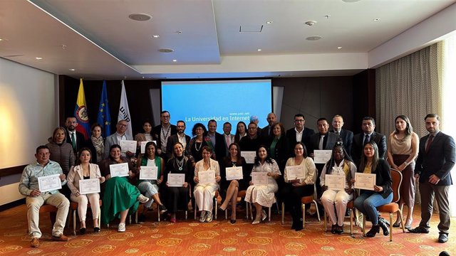 Foto de familia con todos los premiados y autoridades que participaron en el evento