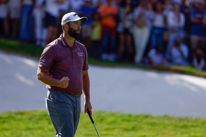 Archivo - Jon Rahm celebra un golpe durante un torneo